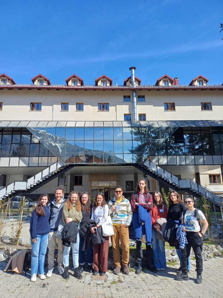 10 tutor di XKé in posa presso la location dell'evento, a Bardonecchia 